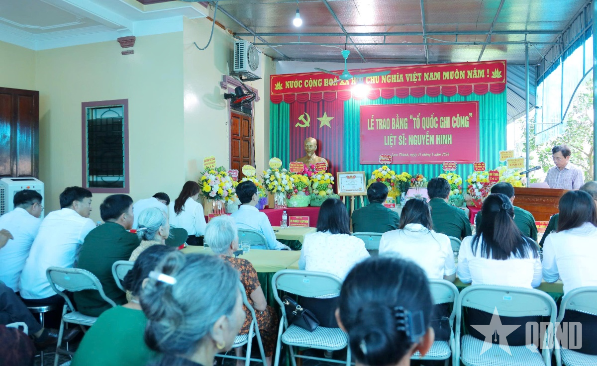 Trao bằng 